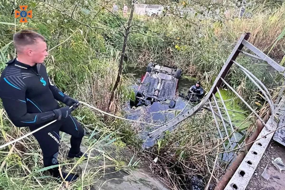 Тут Chevrolet перевернувся та впав у річку