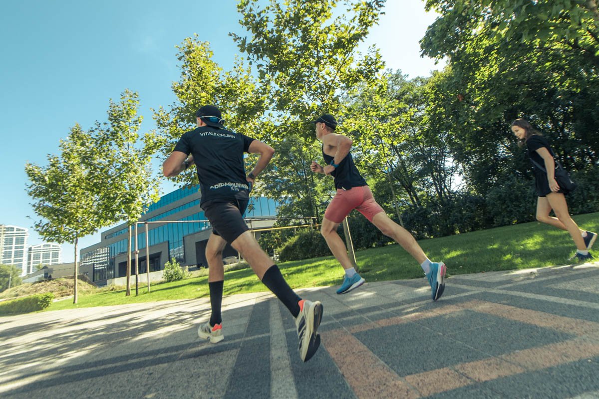 У них беруть участь близько 80 учасників У них беруть участь близько 80 учасників