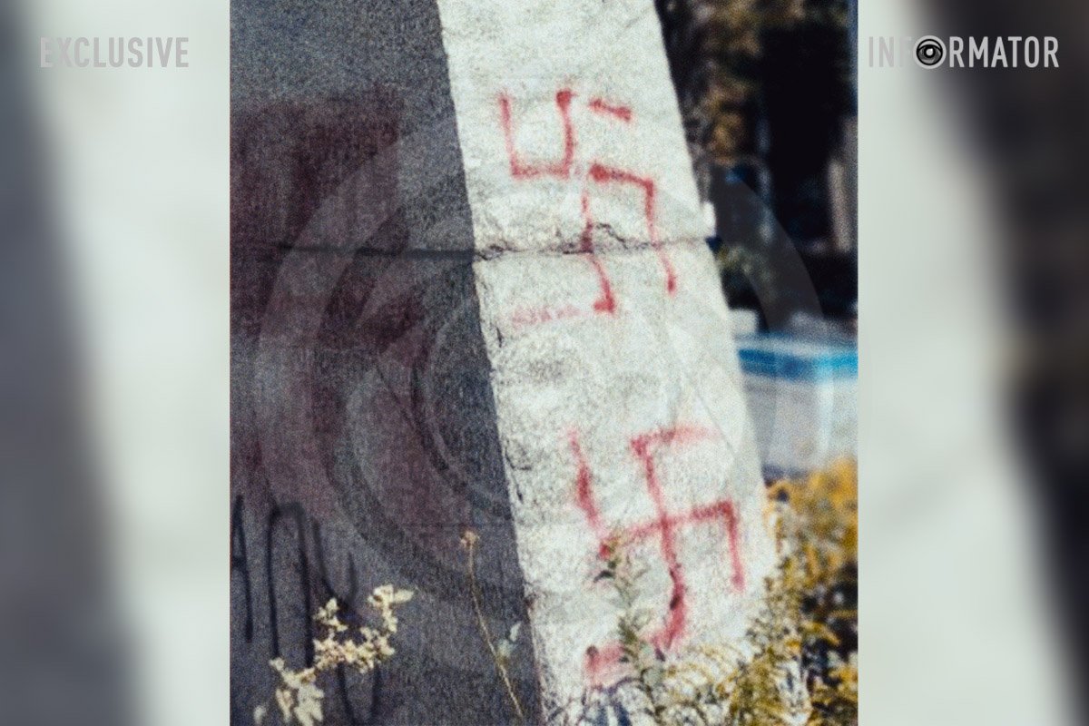 Дві німецькі свастики, намальовані червоною фарбою Дві німецькі свастики, намальовані червоною фарбою