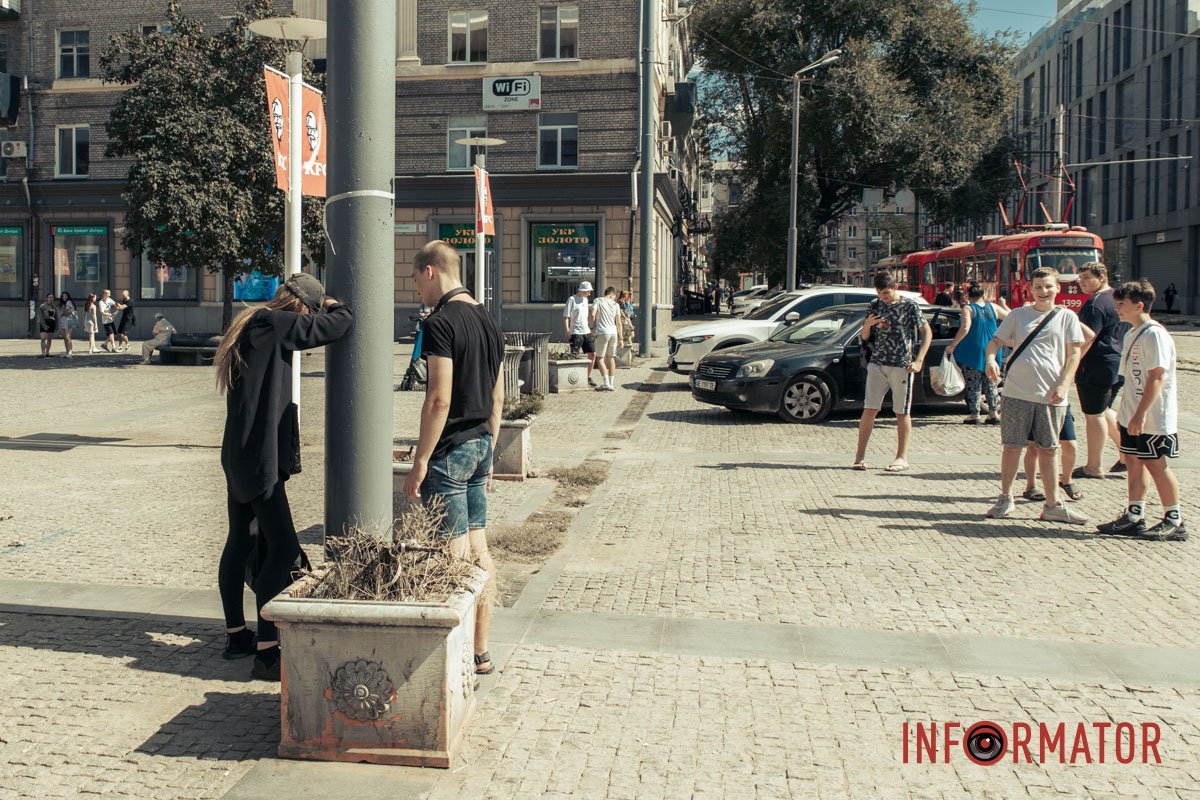 Вона одягнена у все чорне та постійно опирається на стовп