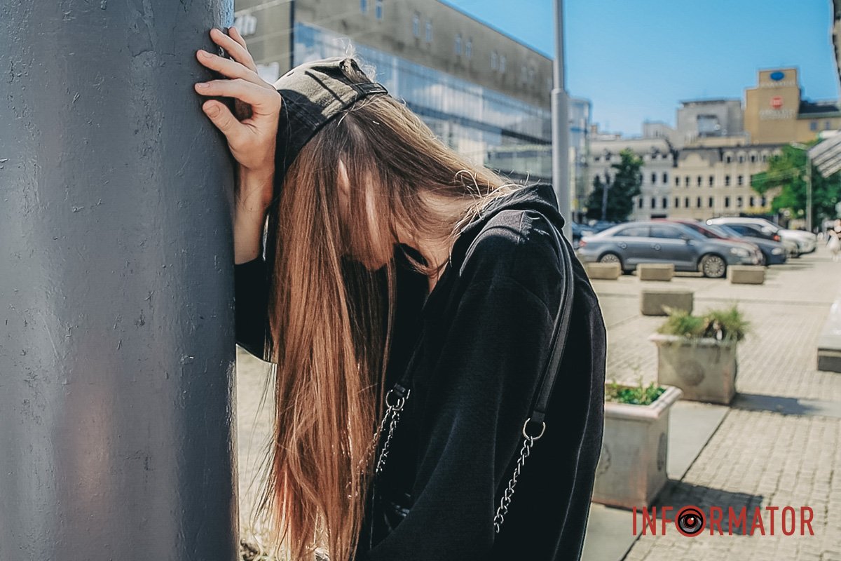 У Дніпрі на Європейській площі вже котрий день стоїть панянка