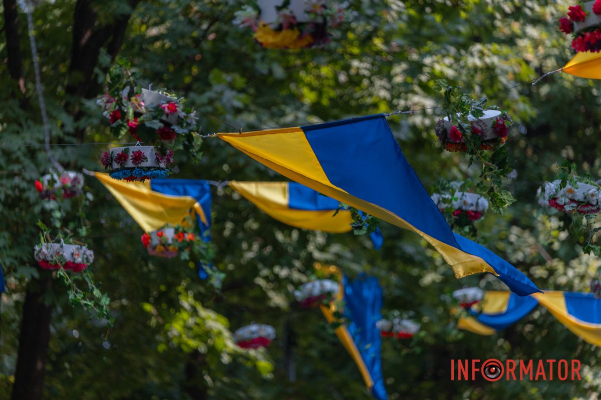 Блакитний — символізує ясне небо, а жовтий — пшеничні поля