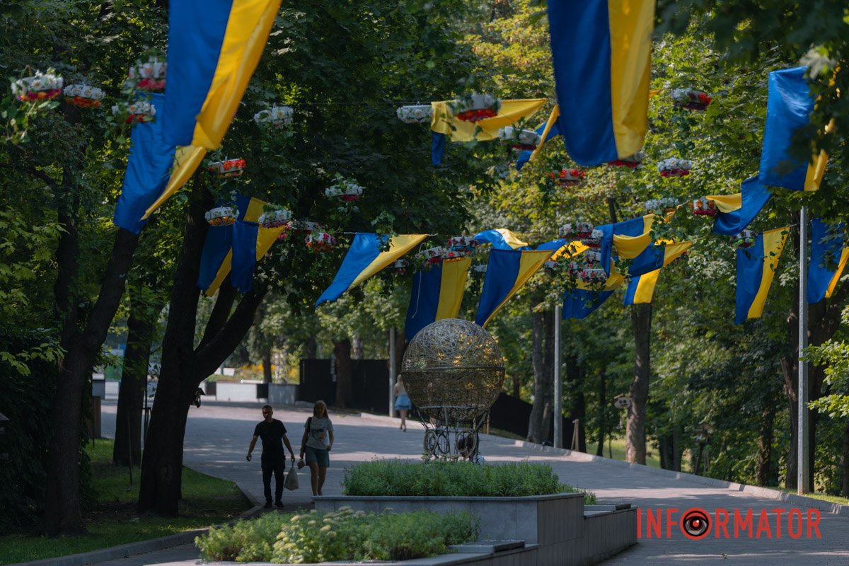 Майорять державні символи різного розміру