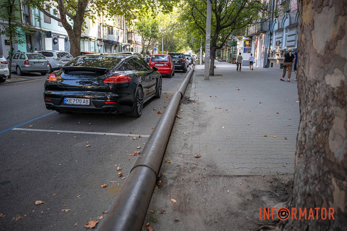 Мешает пешеходам Мешает пешеходам