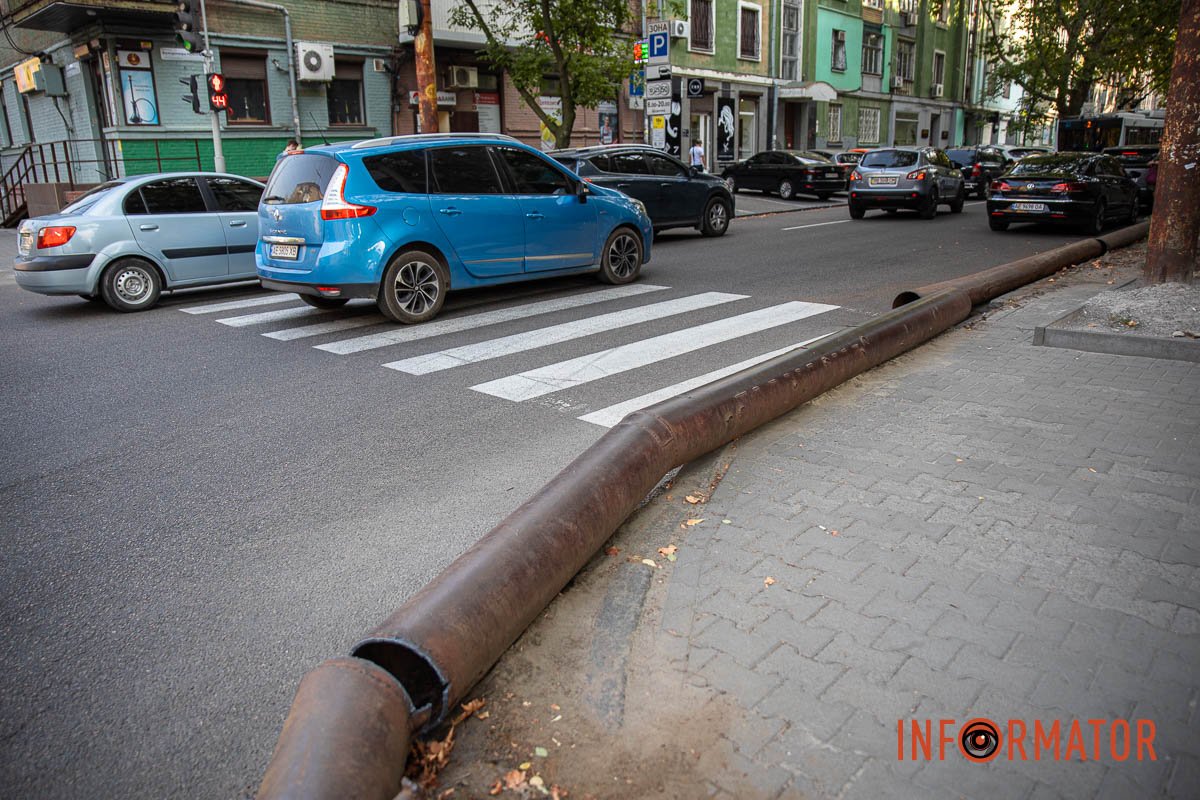 Лежит прямо на "зебре" Лежит прямо на "зебре"