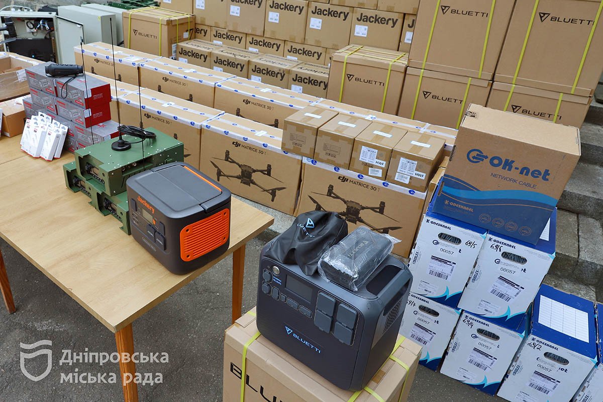 Та ще десять ручних монокулярних тепловізорів, ретранслятори, чотири десятки зарядних станцій 