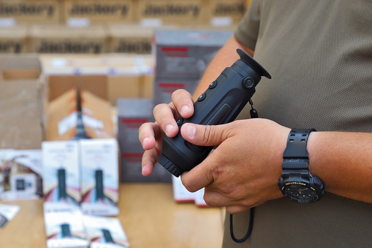 А ще - низка комп’ютерного приладдя, яке постійно замовляють оборонці