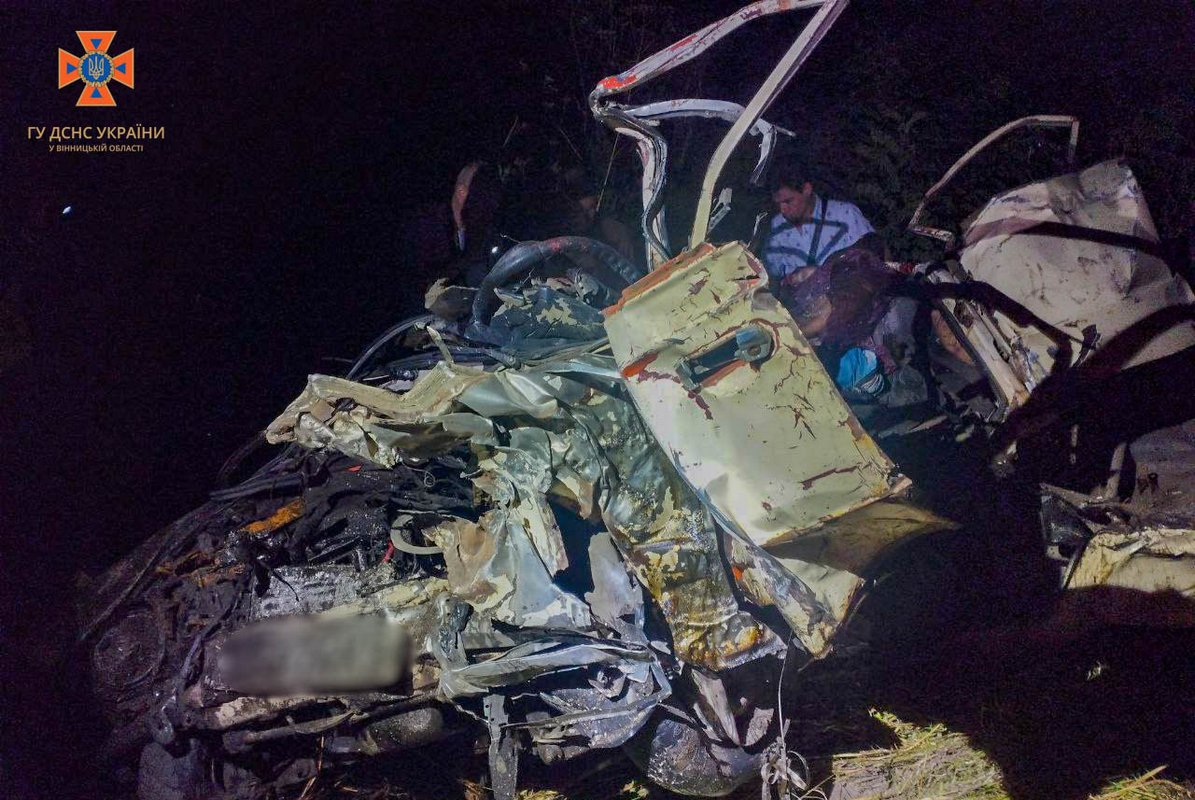 ВАЗ зіштовхнувся з вантажівкою ВАЗ зіштовхнувся з вантажівкою