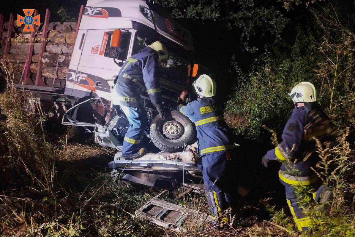 У легковику знаходились 12 людей У легковику знаходились 12 людей