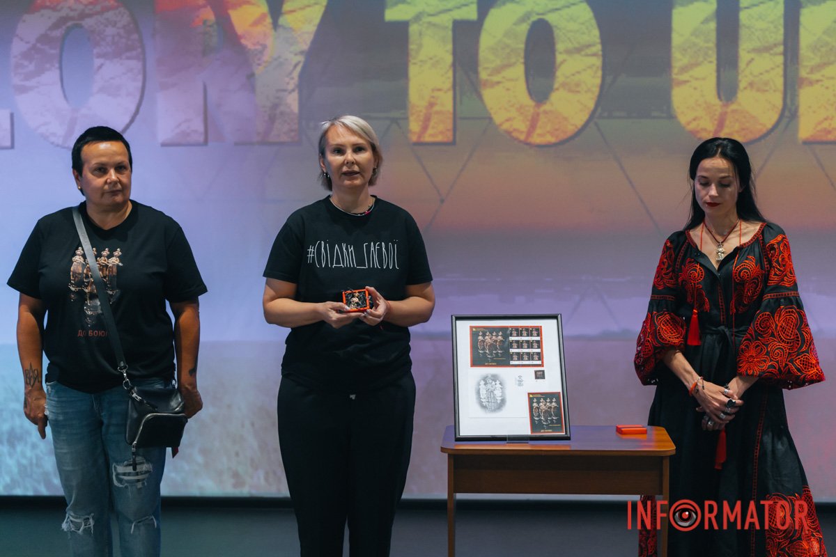 На початку повномасштабного вторгнення жінка вирішила зробити войовничий варіант мотанки