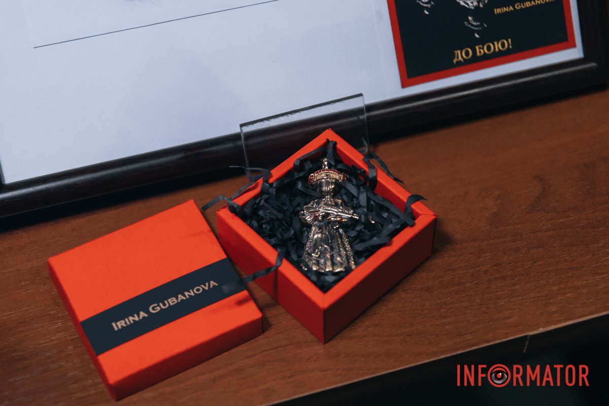 Дніпровському національному історичному музею передали прикрасу “До бою” та однойменну марку