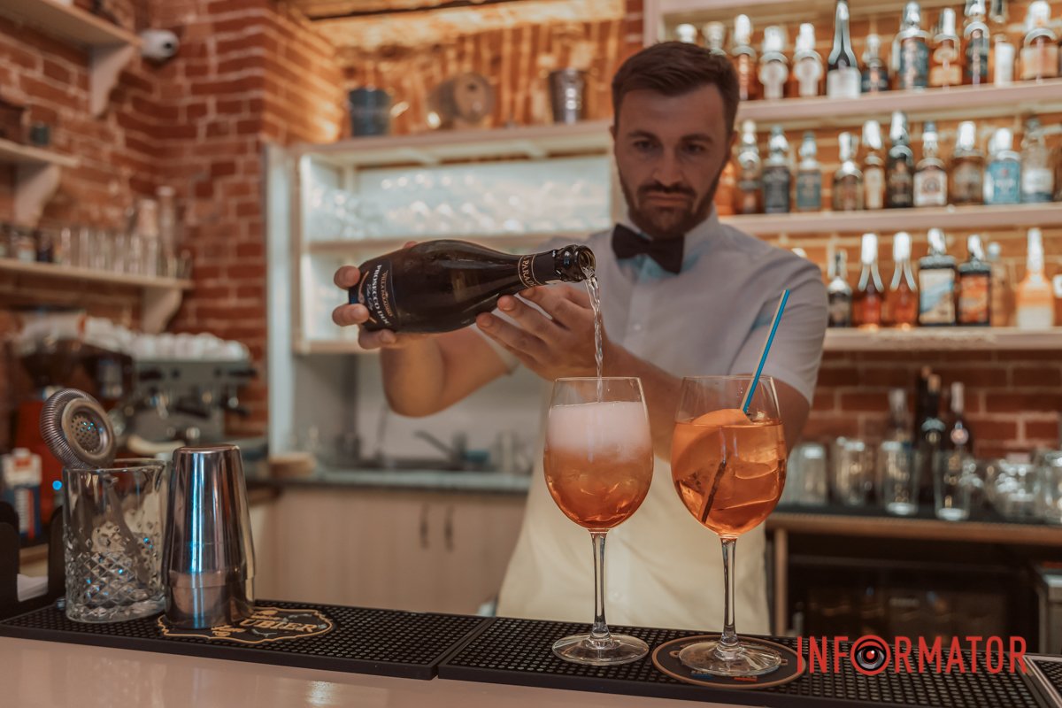 24 серпня – по два Aperol Spritz дівчатам до замовлення