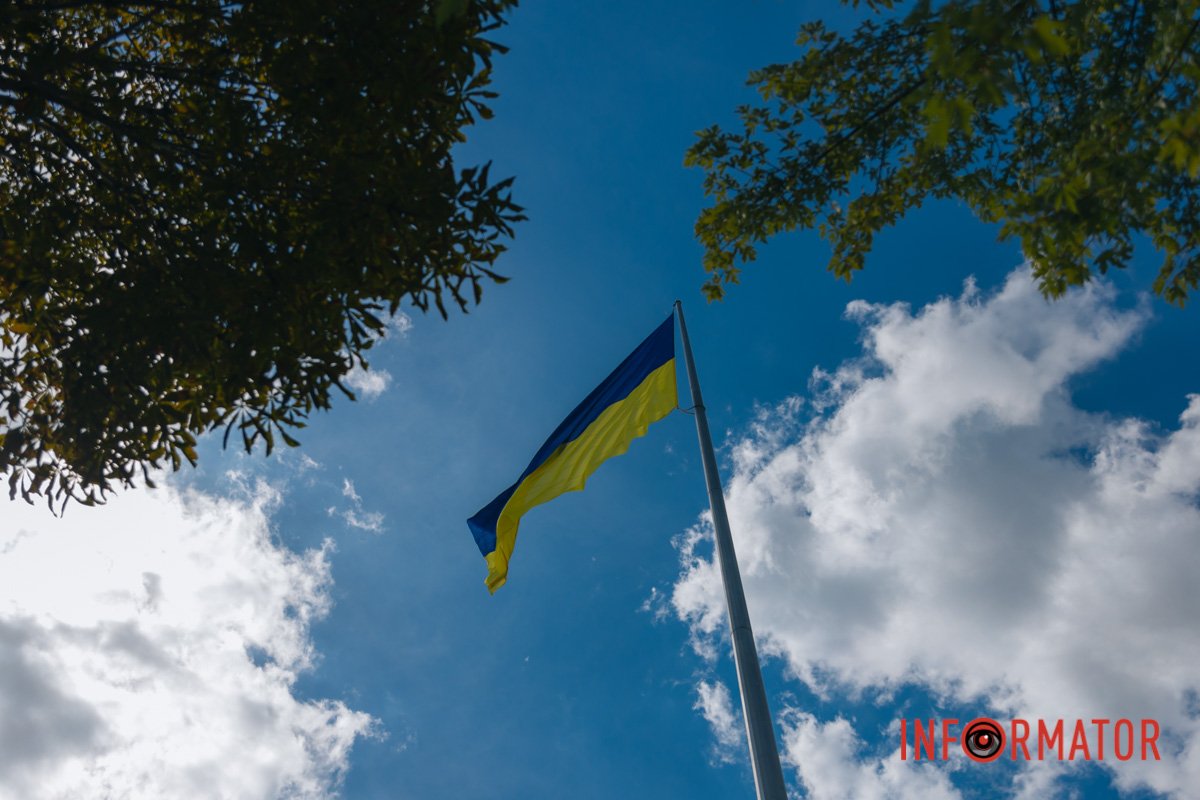 сіяє вона над віками…