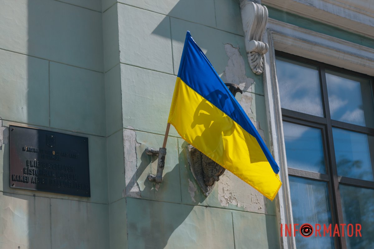 в грому канонад, що розвіяли в прах