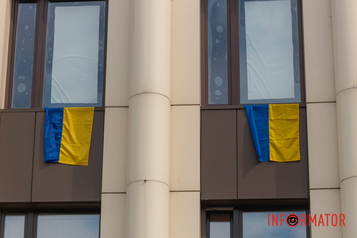 і в стягів багряному шумі…