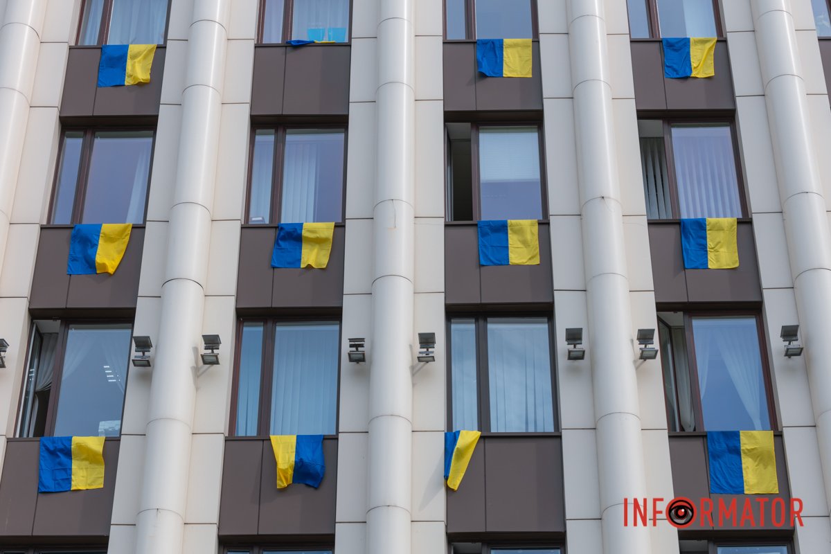 у зойках гудків, і у хвилях Дніпра,