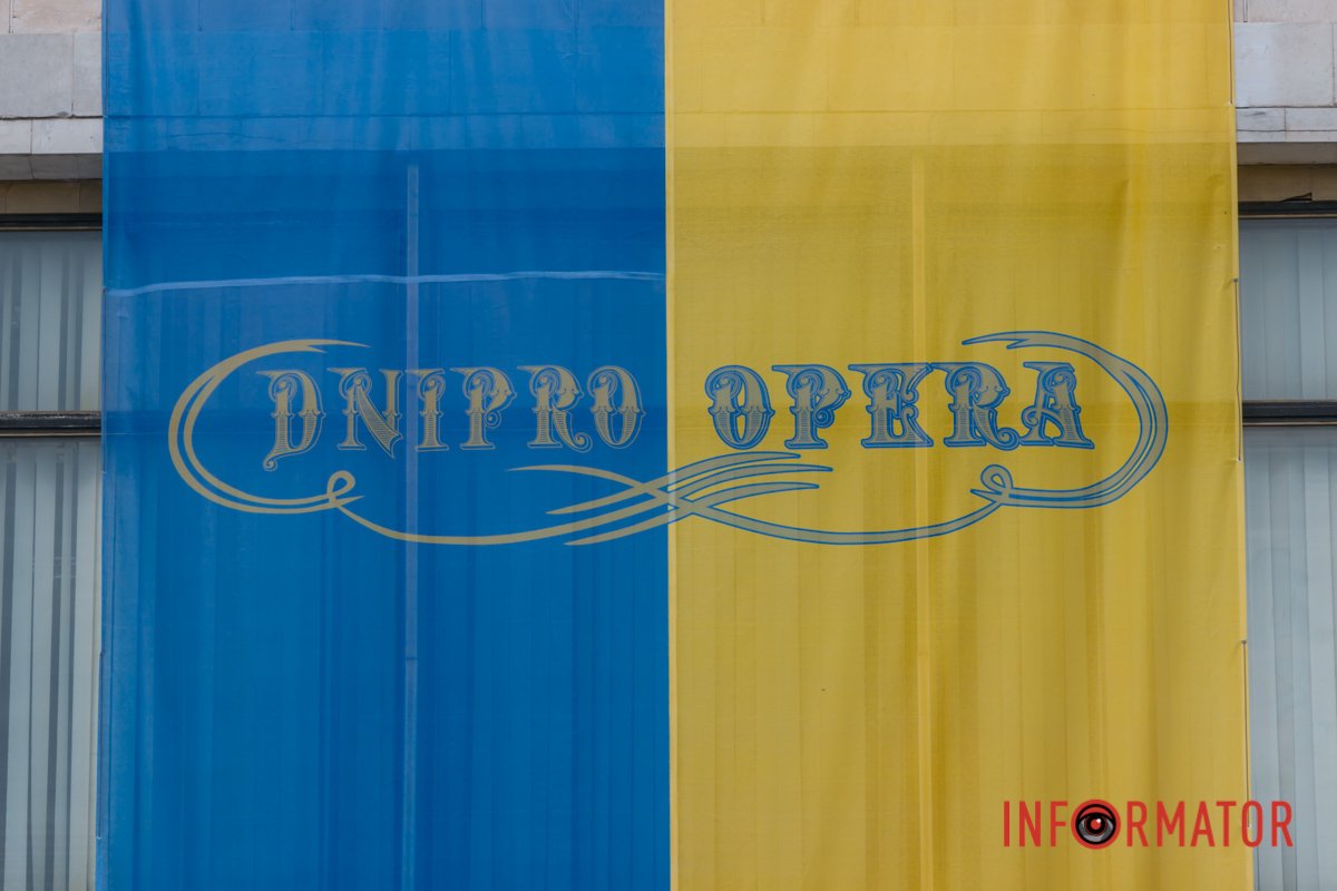 Вона у зірках, і у вербах вона,