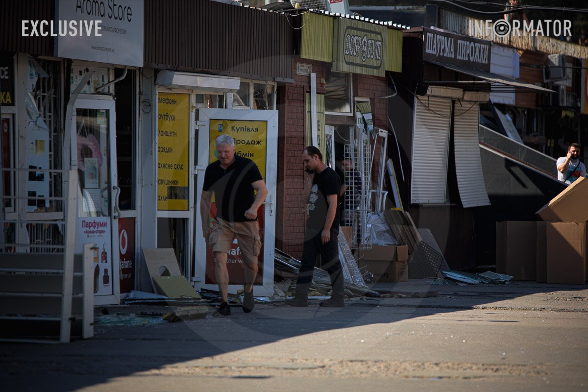 Пошкоджена будівля автовокзалу та десятки інших об'єктів, розташованих поруч Пошкоджена будівля автовокзалу та десятки інших об'єктів, розташованих поруч