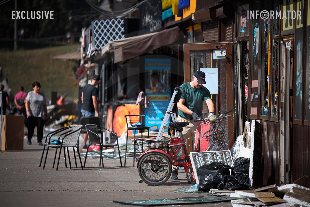 Поруч з автовокзалом тягнеться вулиця з купою кіосків і кафе Поруч з автовокзалом тягнеться вулиця з купою кіосків і кафе
