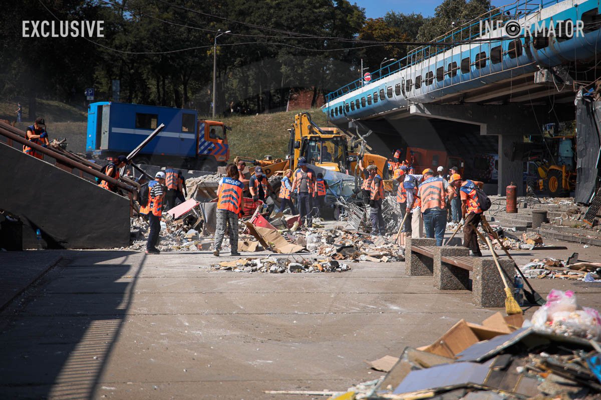Троє людей в лікарні Троє людей в лікарні