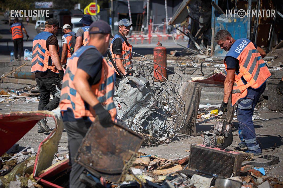 Прибирають уламки та арматуру Прибирають уламки та арматуру