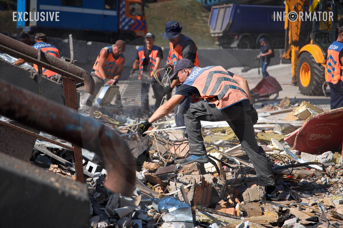 Розбирають завали Розбирають завали