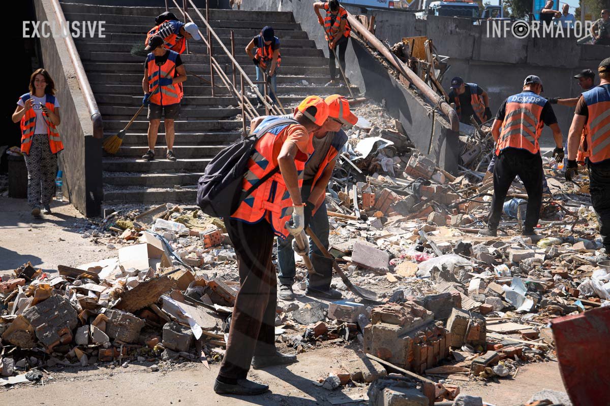Комунальники з самого ранку працюють на місці влучання Комунальники з самого ранку працюють на місці влучання