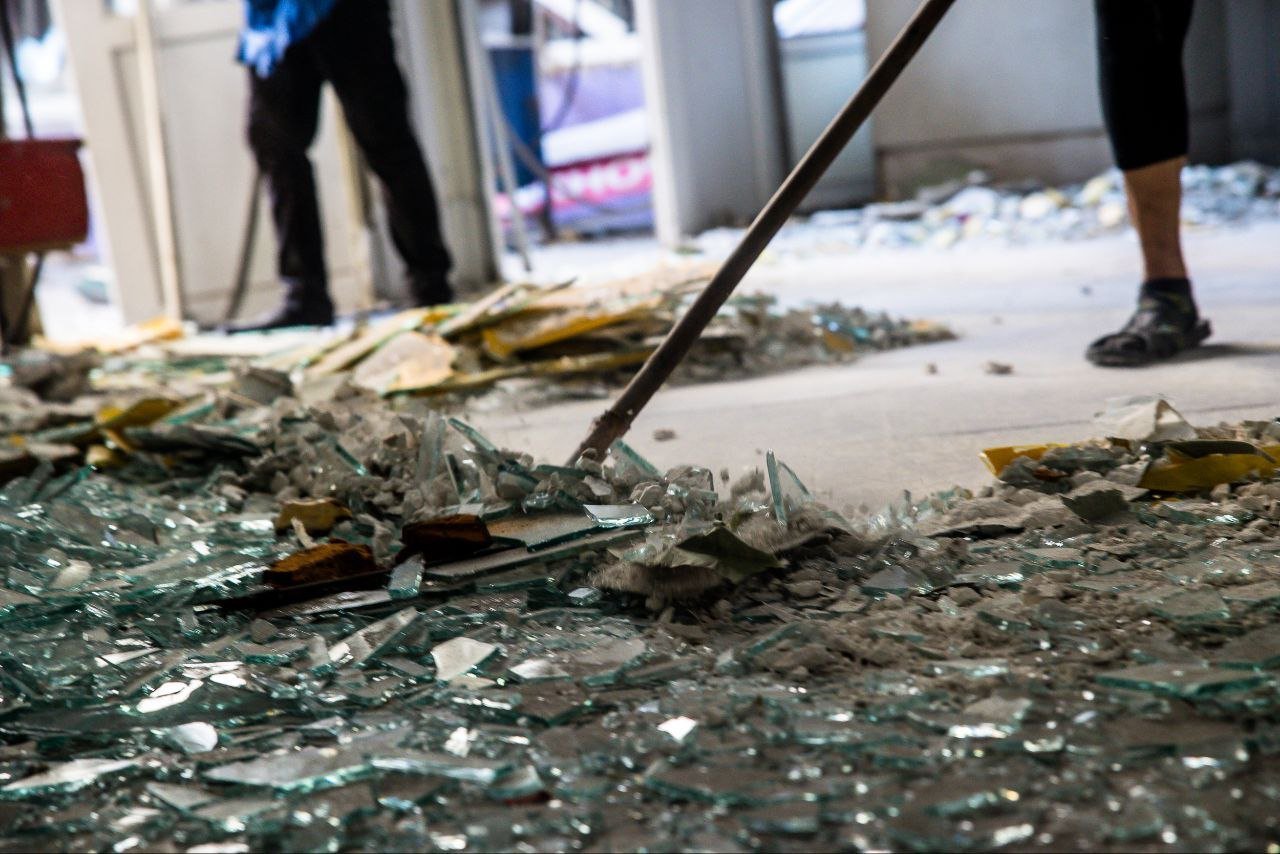 Всюди уламки Всюди уламки