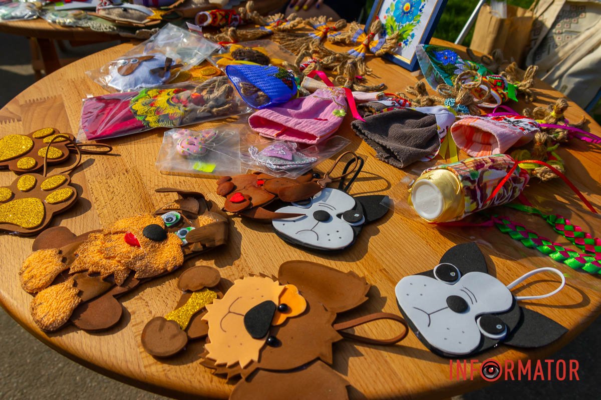 На благотворительной ярмарке можно было купить сувениры На благотворительной ярмарке можно было купить сувениры