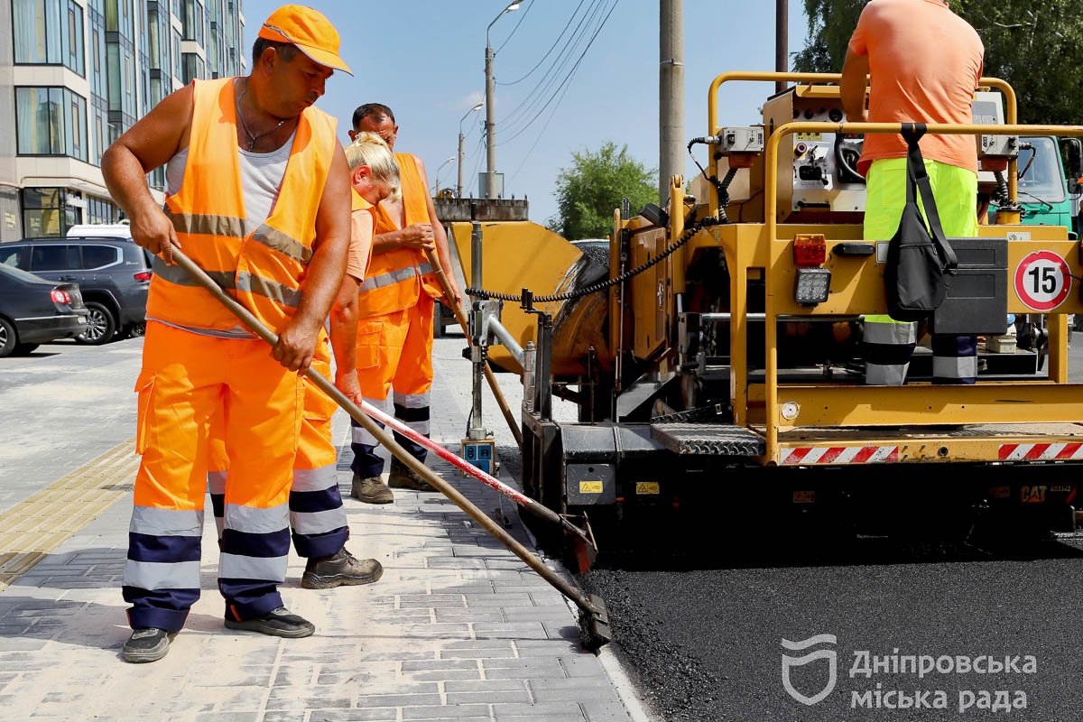 Во время строительства обустраивают соответствующие занижения бордюров и укладывают тактильную плитку