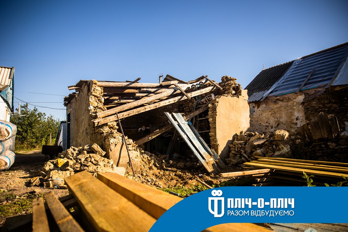 Знесло покрівлю. В середині будинку побило меблі