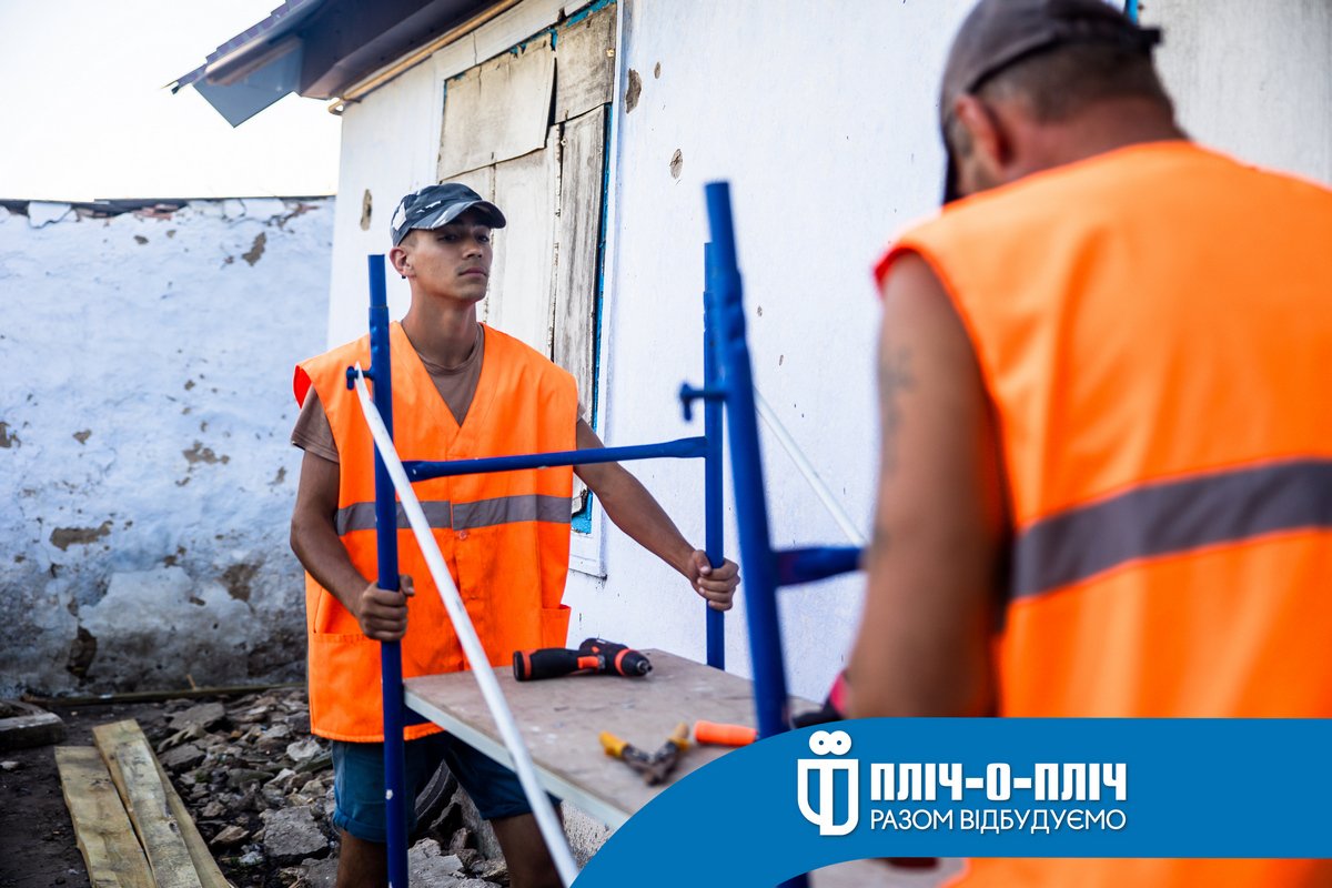 . Жодної цілої секції у паркані, який господар поставив лише два роки тому