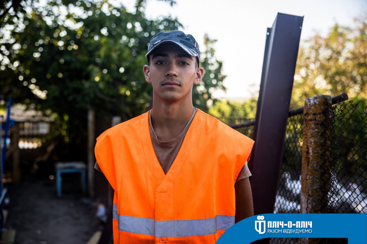 Хлопець Сам навчається на зварювальника. Нині опановує ще й фах будівельника