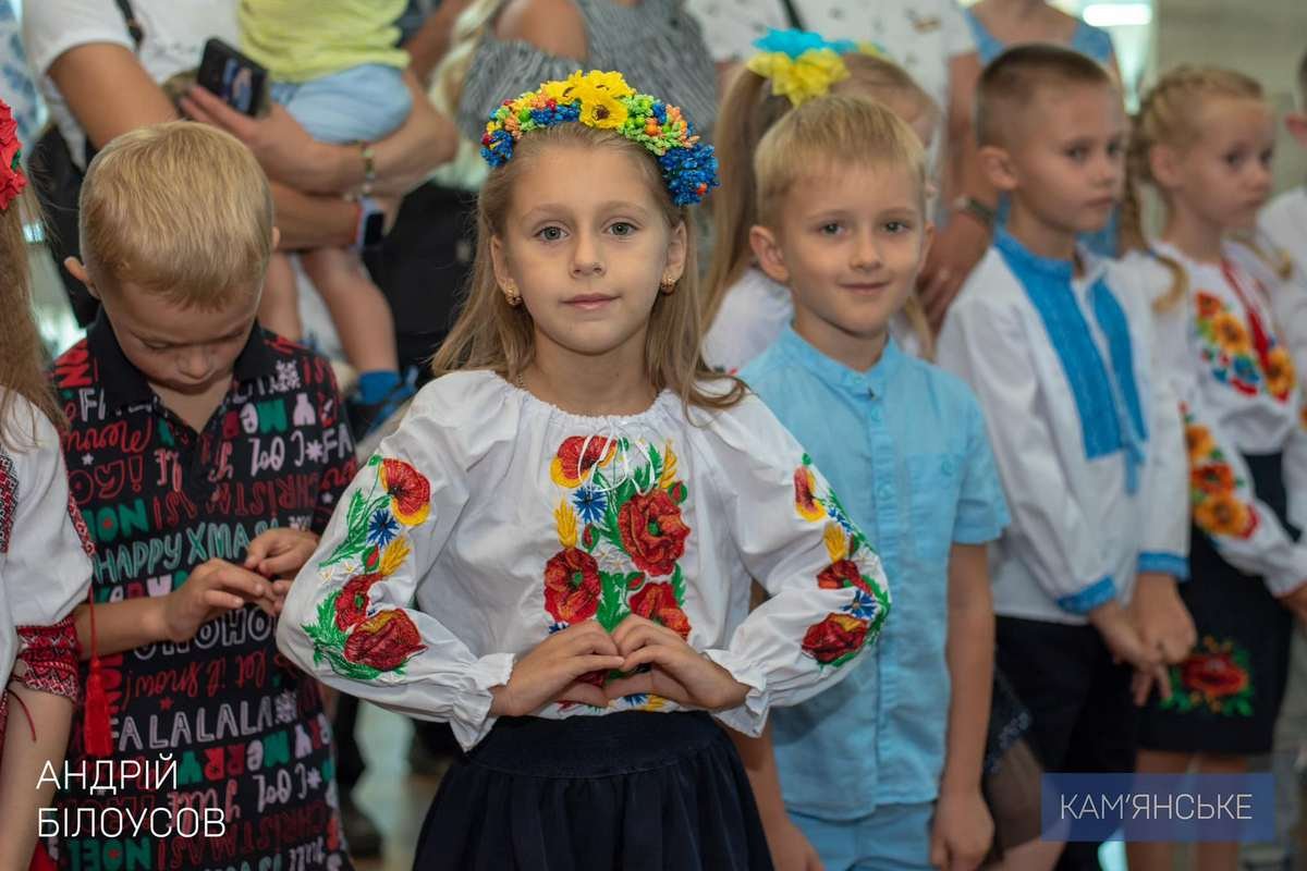 В Каменском накануне 1 сентября вручили рюкзаки и школьные принадлежности первоклассникам 