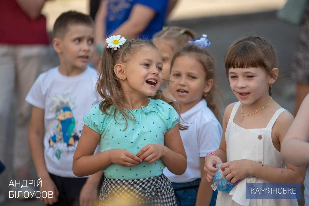 Также мэр Каянского вручил сертификаты на получение стипендий детям-сиротам