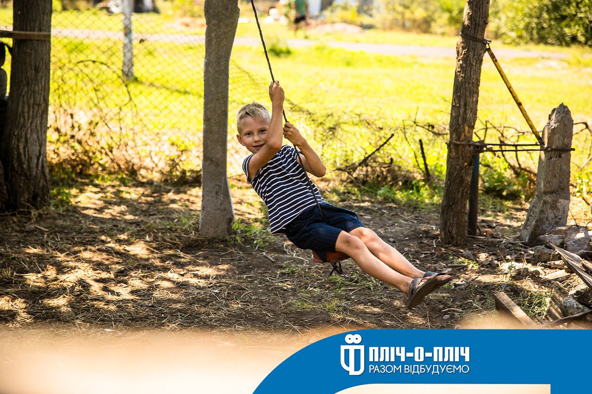 Муж обустроил небольшую комнату в магазине, который когда-то держал