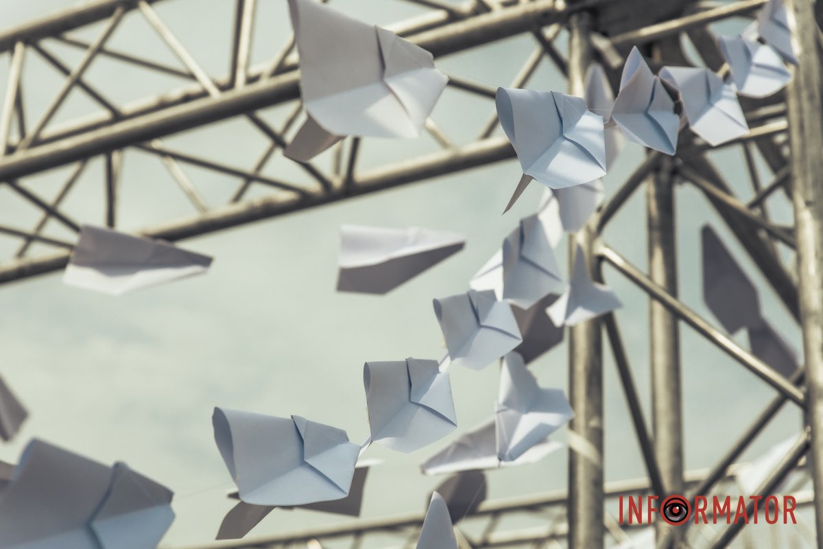 Це металева конструкція, на якій висить 503 білих паперових літачків Це металева конструкція, на якій висить 503 білих паперових літачків