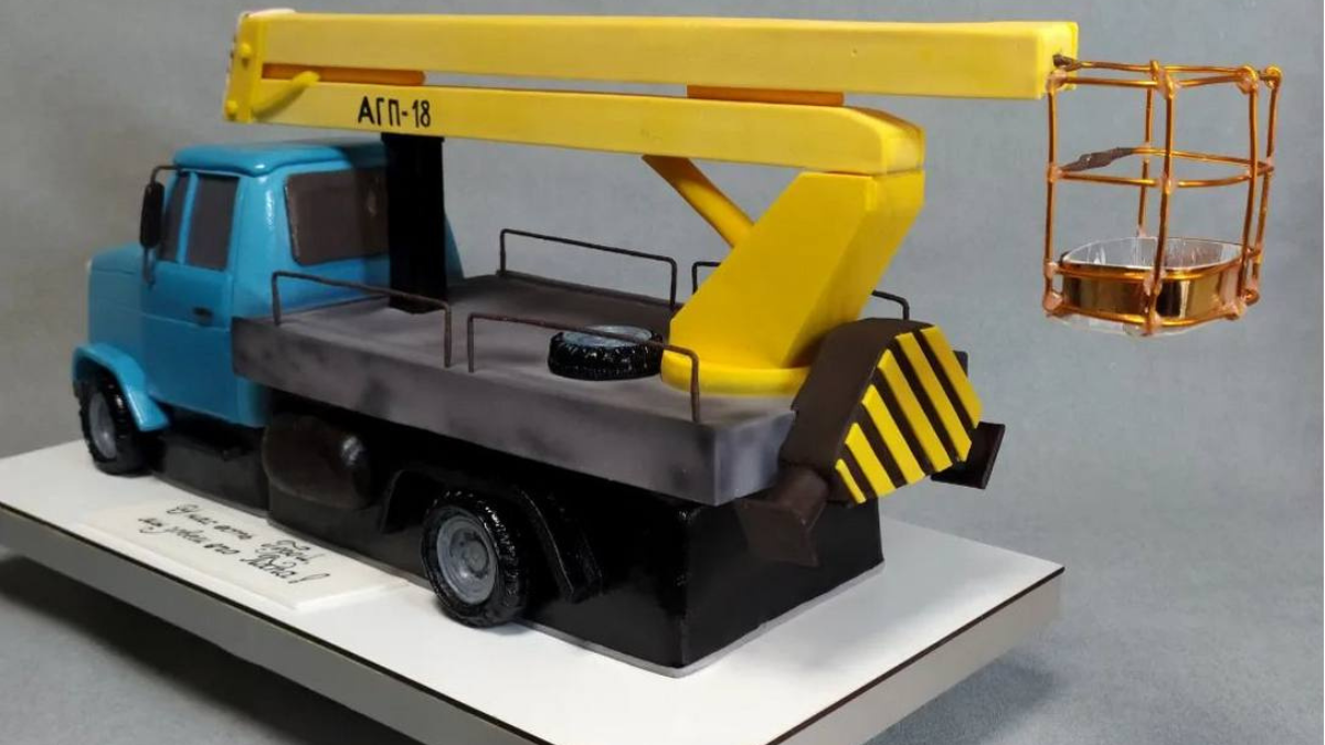 Він приготував торт у вигляді автовишки Він приготував торт у вигляді автовишки