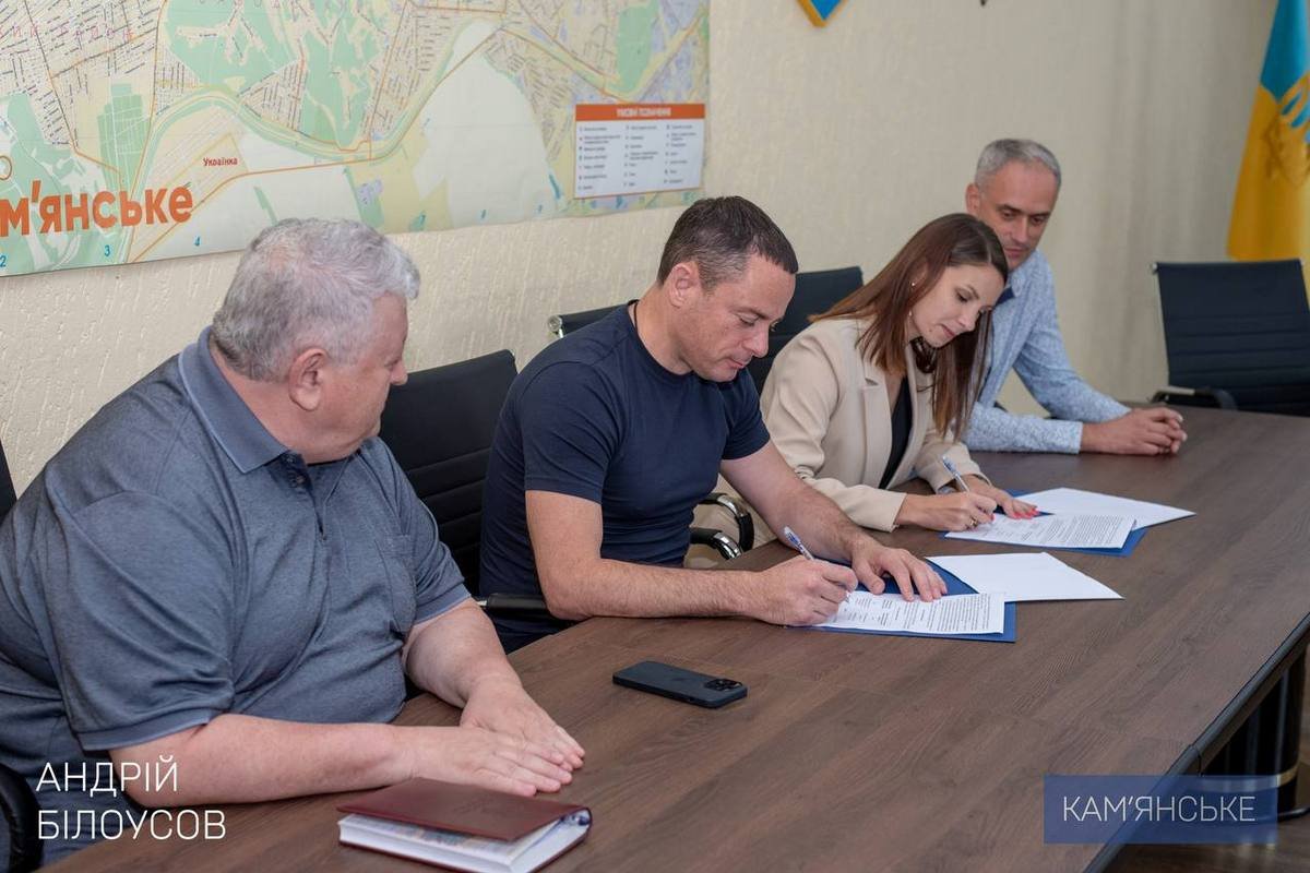 Андрій Білоусов від влади Кам'янського та Ганна Бондарець від Асоціації "ОСББ"