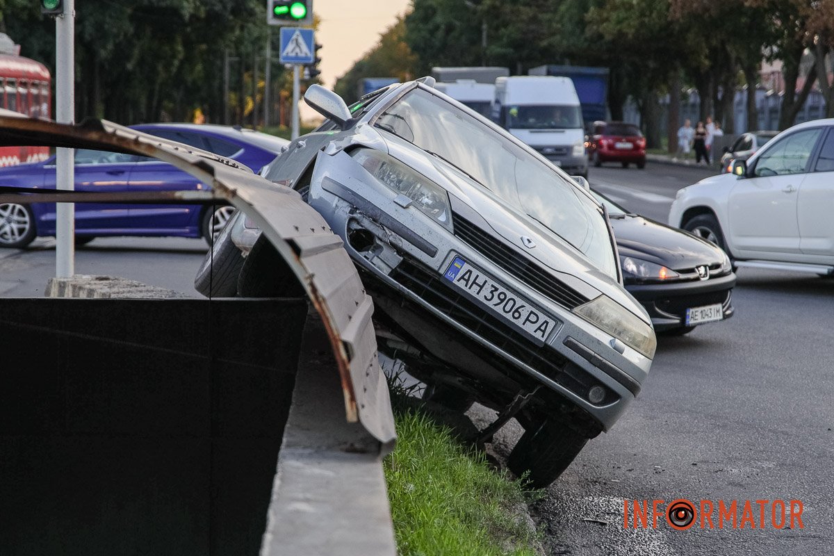 Renault врізався у підземний перехід