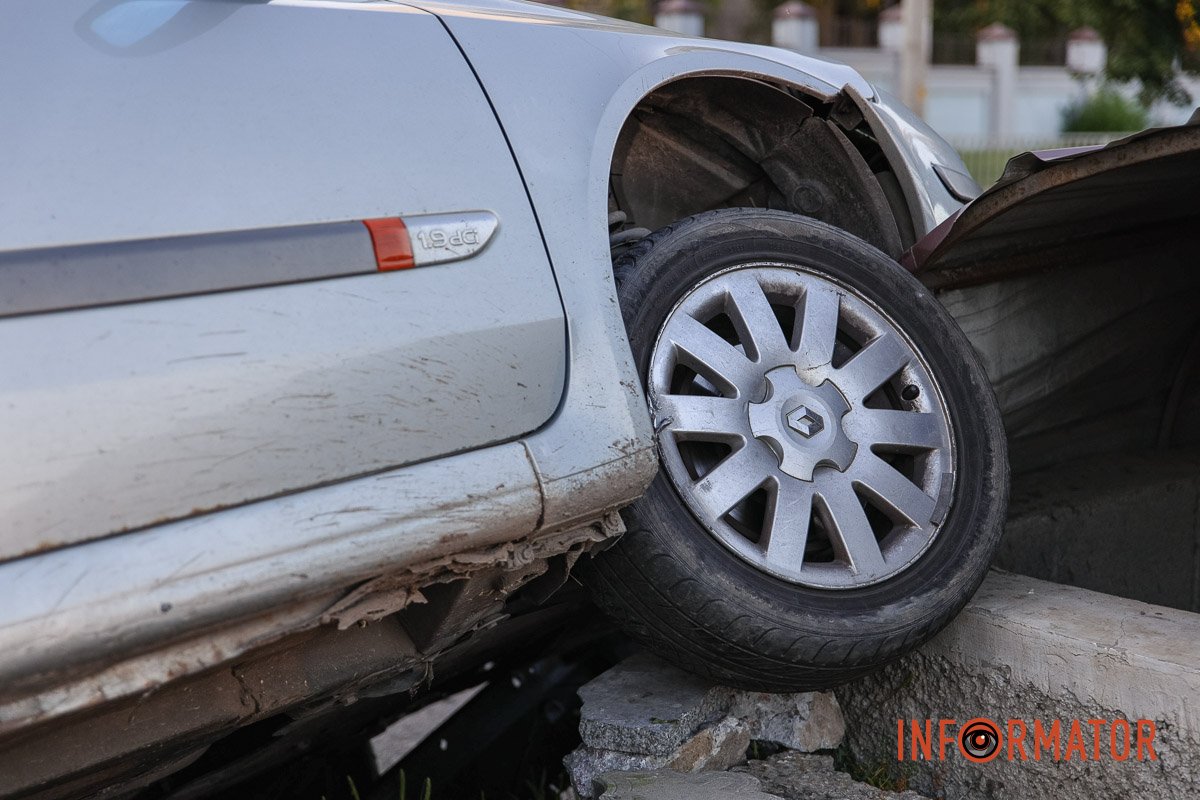 У салоні авто було дві жінки