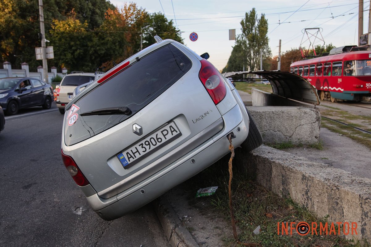 Поряд стоїть евакуатор