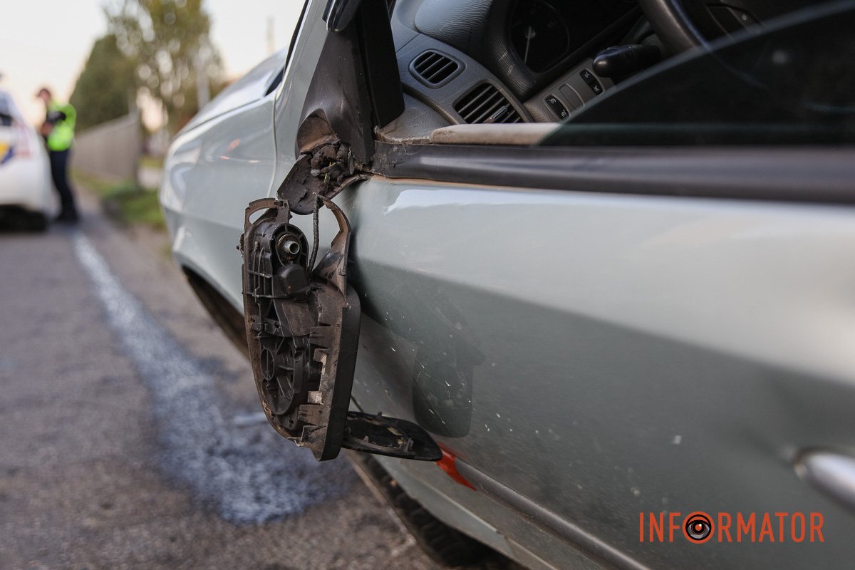 Авто перекинулося на бік