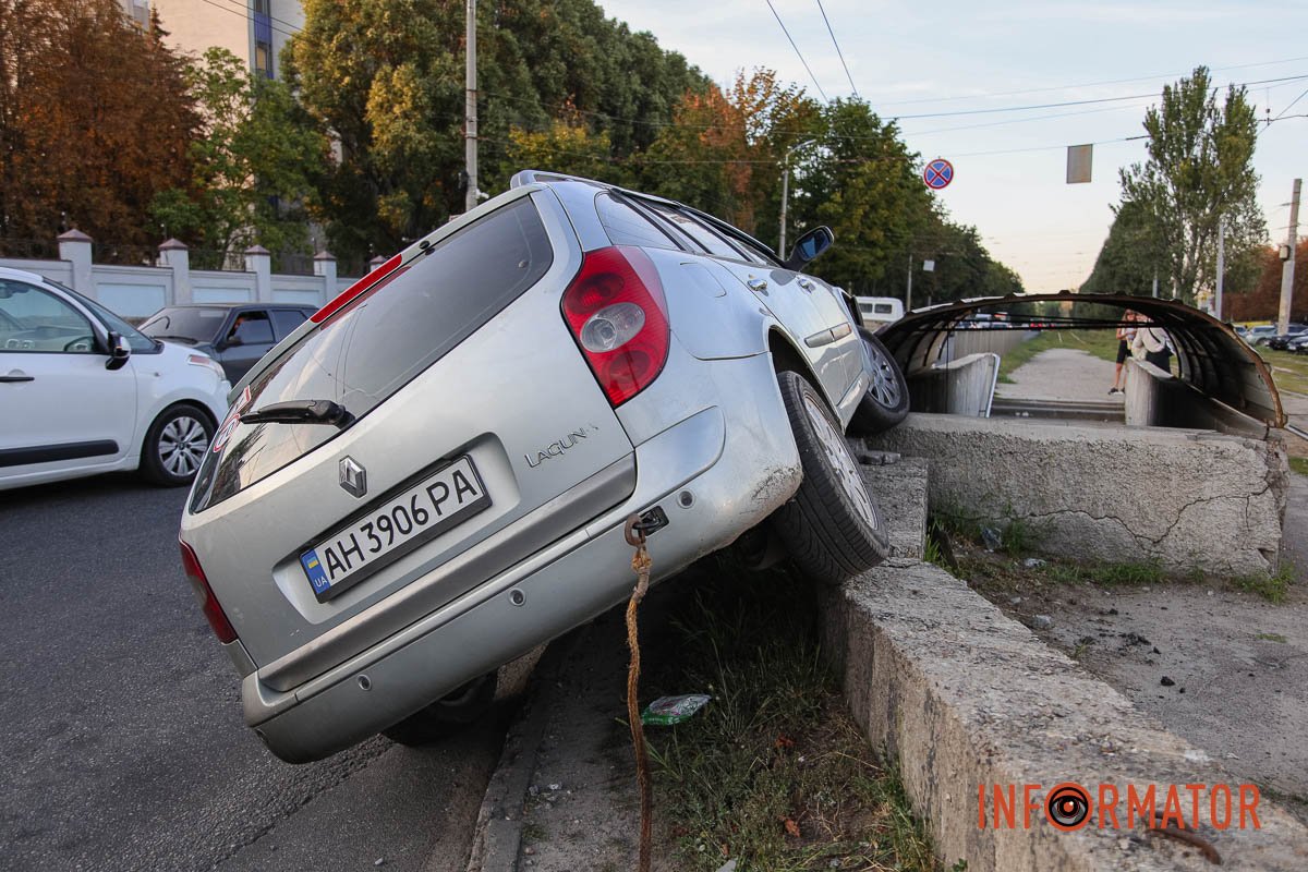 В момент аварії в салоні машини знаходилися дві жінки
