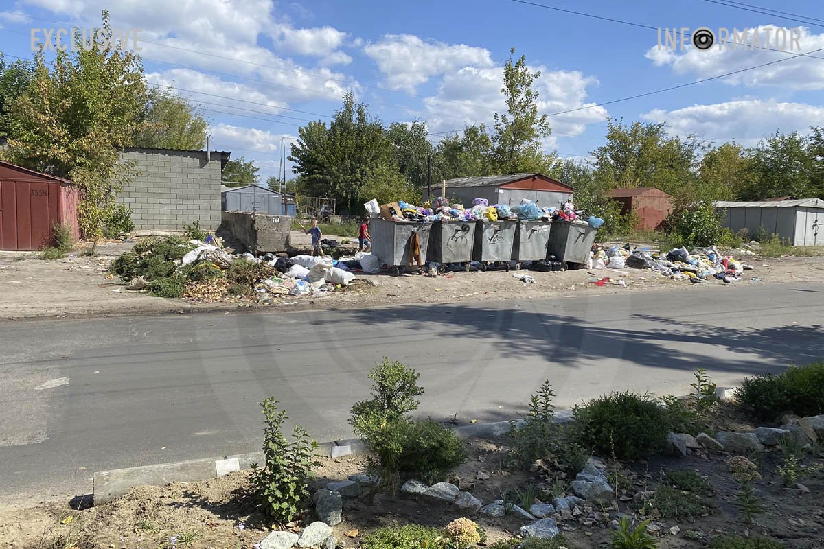 Переполненные мусорные контейнеры и вони Переполненные мусорные контейнеры и вони