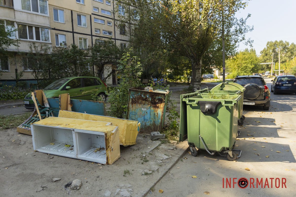 Люди выносят старую мебель Люди выносят старую мебель