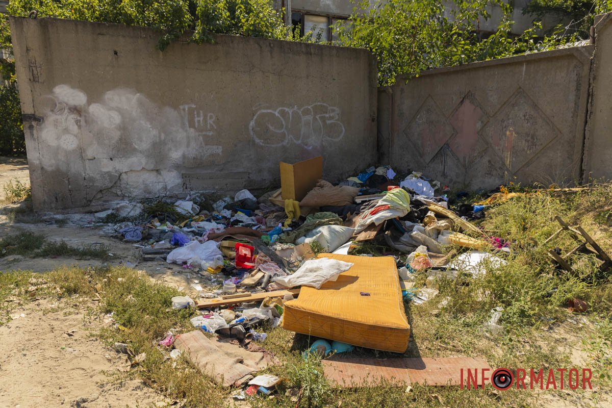 Вокруг контейнеров - мусор Вокруг контейнеров - мусор