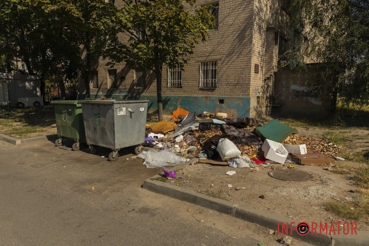 Заполненные мусорные контейнеры Заполненные мусорные контейнеры