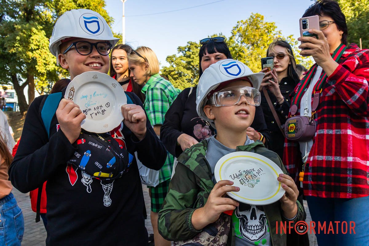 Пропливли років моїх октави.