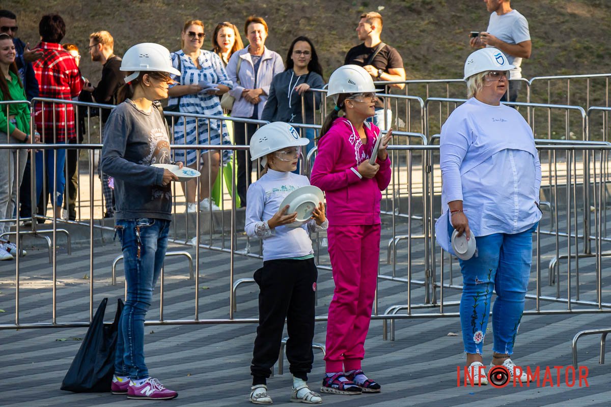 Лину привітатися в поклоні.